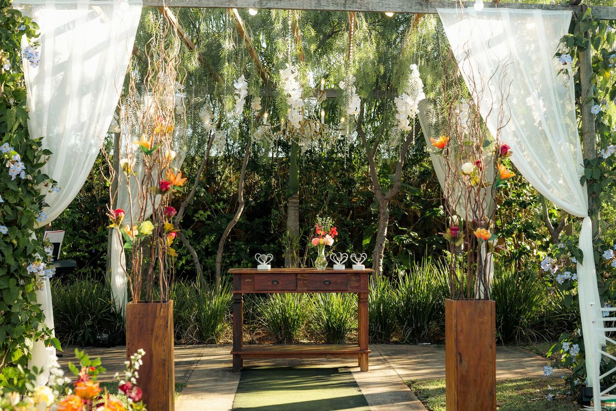 Beautifully decorated outdoor wedding altar in Presidente Prudente, Brazil.