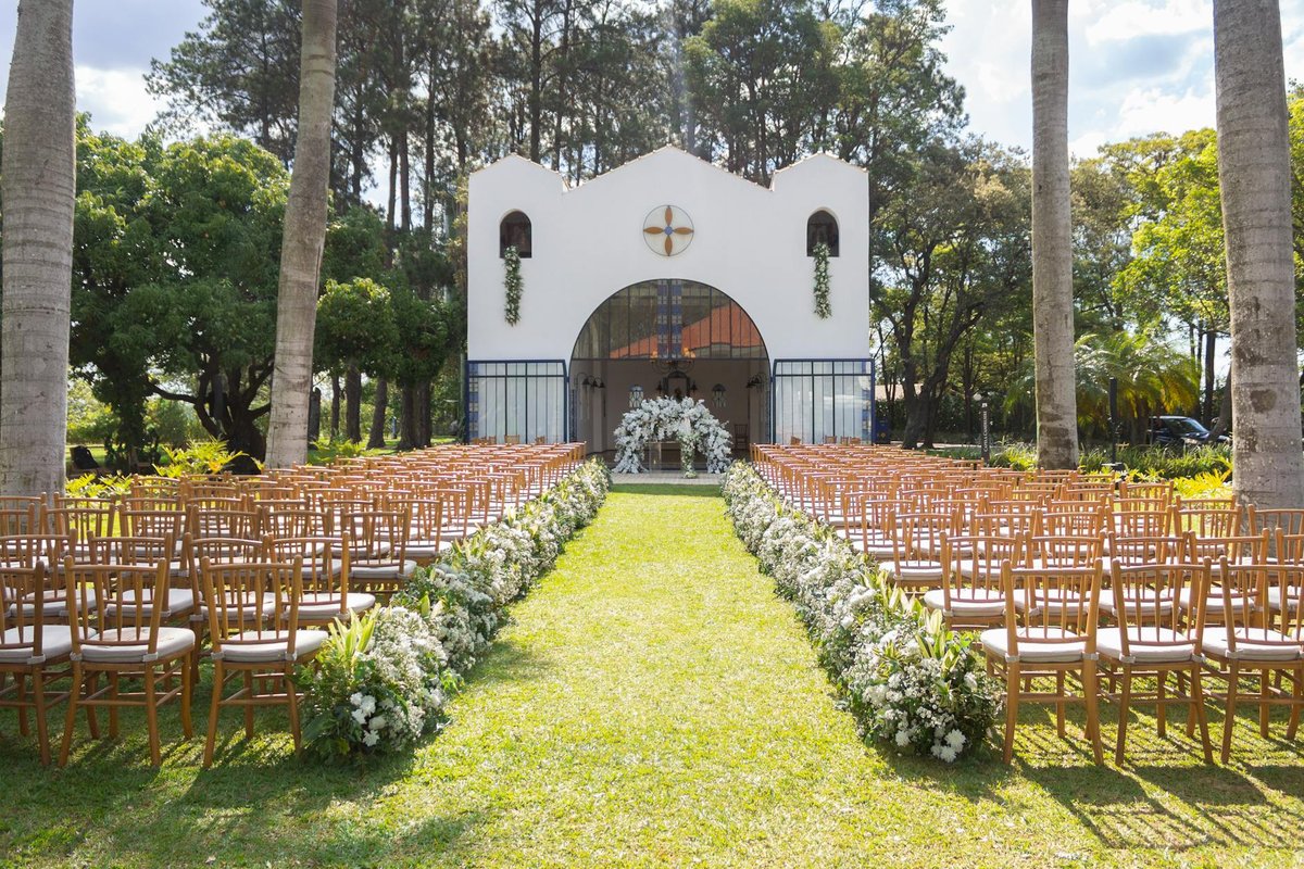 Outdoor wedding setup with floral arrangements in São Paulo, Brazil.