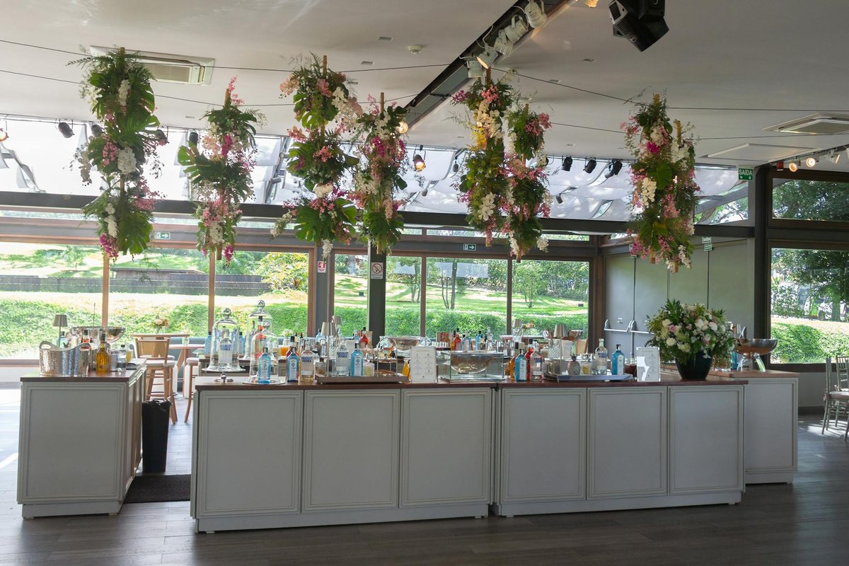 Sophisticated indoor wedding bar setup with vibrant floral arrangements in São Paulo.