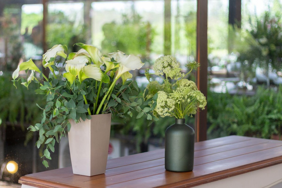 Charming flower arrangements in vases showcasing elegance and modern style in a Sao Paulo venue.