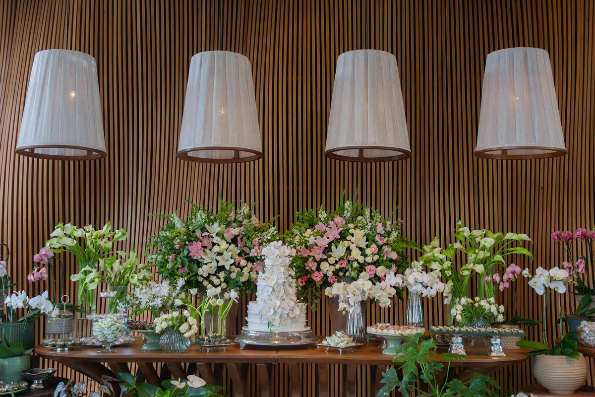 Luxurious floral wedding arrangement with orchids and lilies in São Paulo venue.