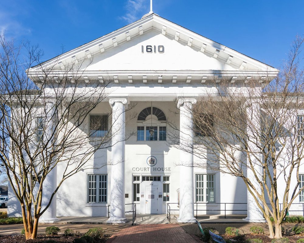 Front view of the historic Hampton Courthouse in Virginia, showcasing Neoclassical architecture.